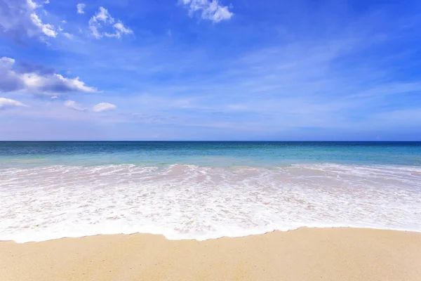 Praia de areia tropical com fundo azul oceano e céu azul — Fotografia de Stock