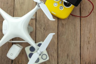 Drone ekipman eski ahşap arka plan üzerinde Uzaktan kumanda ile
