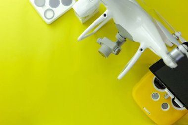 Drone ekipman sarı kağıt arka plan üzerinde Uzaktan kumanda ile