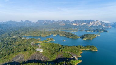 Manzara dağ tropikal yağmur ormanları havadan görünümü drone atış