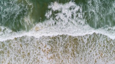 Plaj manzaralı drone çekimine çarpan tropikal deniz.