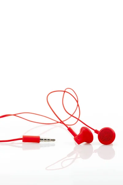 Rode oortelefoon geïsoleerd op een witte achtergrond — Stockfoto