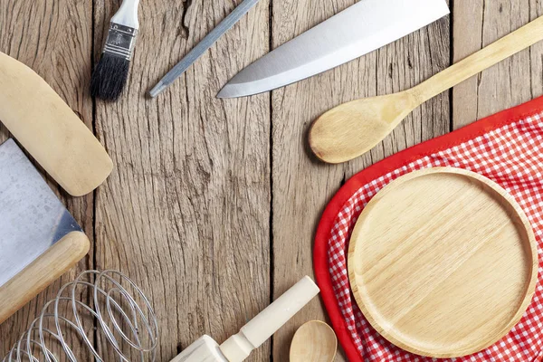 Conjunto de cuchara de madera, tenedor, cuchillo, sobre fondo de mesa de madera vieja — Foto de Stock