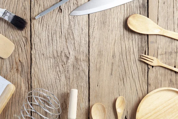 Σετ ξύλινο κουτάλι, πιρούνι, μαχαίρι, στο παλιό ξύλινο τραπέζι φόντο — Φωτογραφία Αρχείου