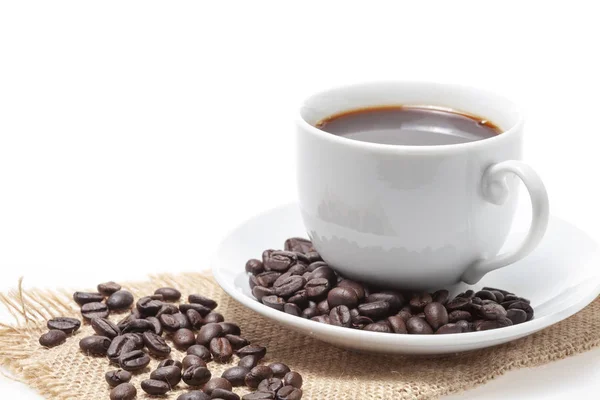 Kávé csésze és kávébab fehér alapon — Stock Fotó