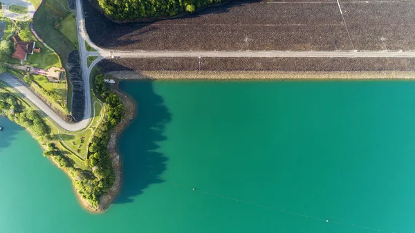 大坝周围沥青路面飞行无人机的航空照片 — 图库照片