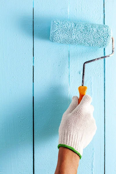 Hand schilderij blauwe kleur op houten muur — Stockfoto