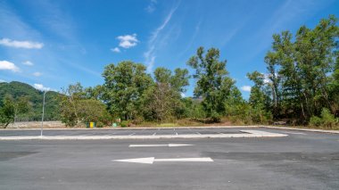 Park yerinde ok sembolü işareti, otopark, park yolu açık 
