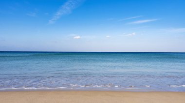 Mavi okyanus ve mavi gökyüzü arka plan ile tropikal kumlu plaj 