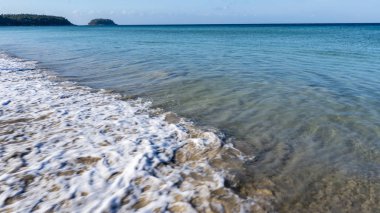Mavi okyanus ve mavi gökyüzü arka plan ile tropikal kumlu plaj