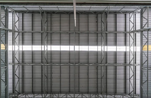 Estructura del techo de acero bajo el techo del edificio industrial — Foto de Stock
