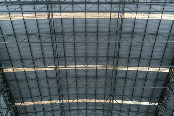 Stalowa konstrukcja dachu pod dachem budynku przemysłowego — Zdjęcie stockowe