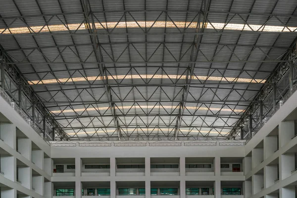 Steel roof structure under the roof of the industrial building — Stock Photo, Image