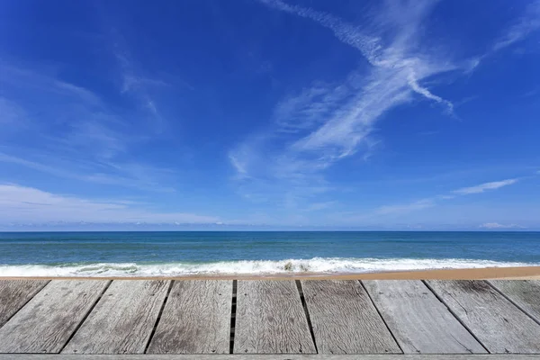 木地板与美丽的蓝天在热带沙滩上 — 图库照片