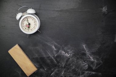 Arka plan için tahta üzerinde beyaz çalar saat ile Silgi