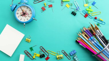 Yeşil kağıt üzerinde Okul malzemeleri ile okul arka plan geri 