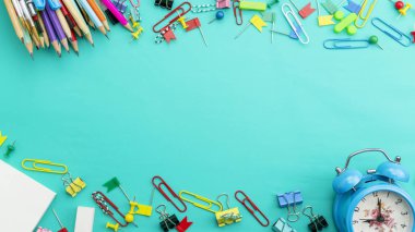 Yeşil kağıt üzerinde Okul malzemeleri ile okul arka plan geri 