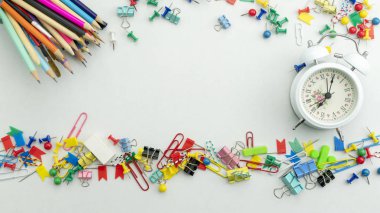 Okul malzemeleri ile Okul arka planda beyaz kağıt