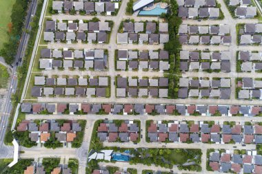 Yaz sezonunda köyün Drone üst görünümünden Havadan Görünüm 