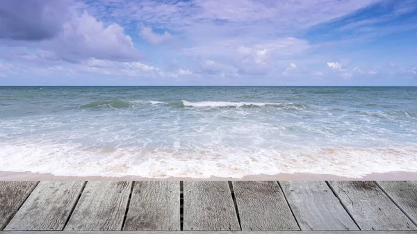 美丽的热带沙滩上有蓝色大海的木地板 — 图库照片
