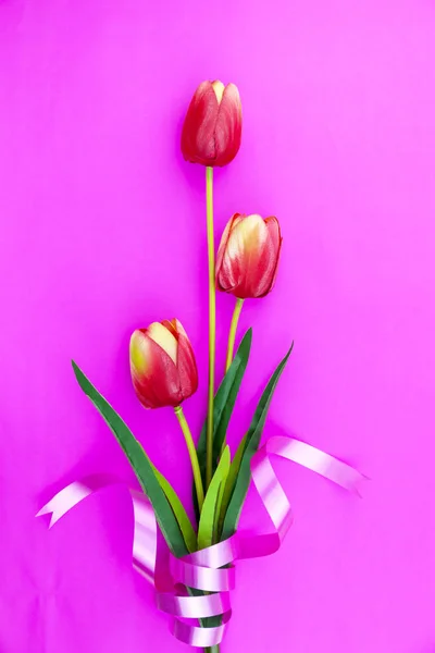 Voorjaar bloem van multi kleur tulpen op roze achtergrond, plat leggen — Stockfoto