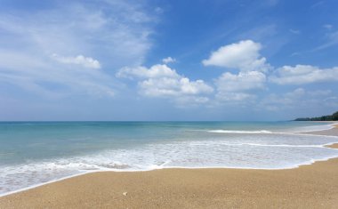 Mavi okyanus ve mavi gökyüzü arka plan ile tropikal kumlu plaj 