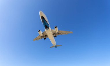 Yolcu uçak iniş açık mavi gökyüzü ve bulutlar arka plan