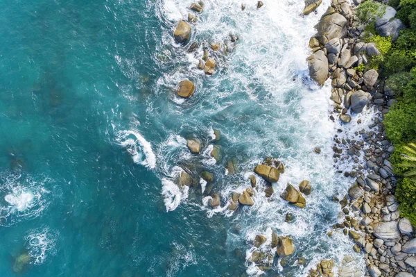 Kayalar üzerinde çökmesi dalgalar havadan görünümü manzara doğa görünümü 