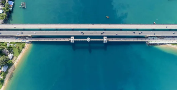 空中顶视图无人机射击桥梁与汽车在桥梁路 — 图库照片