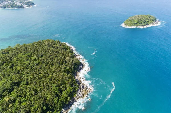 Kayalar üzerinde çökmesi dalgalar havadan görünümü manzara doğa görünümü 