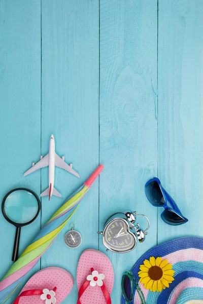 Objetos de verão de belo acessório de verão em madeira azul — Fotografia de Stock