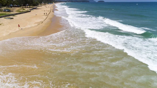 Beautiful tropical sea and wave crashing on sandy shore — Stock Photo, Image