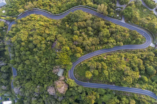 Drone ile yüksek dağ görüntüsü üzerinde Asfalt yol eğrisi — Stok fotoğraf