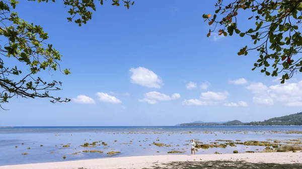 Wunderschöne Landschaft mit tropischem Meer und Blätterrahmen — Stockfoto
