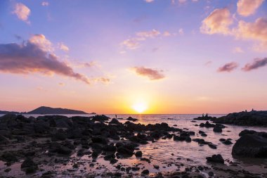 Uzun pozlama görüntü günbatımı kaya ile dramatik gökyüzü deniz manzarası