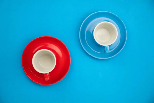 Colorida taza de café sobre fondo de papel azul — Foto de Stock