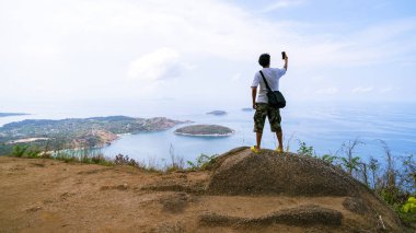 Bu doğa manzara selfie zamanı yakışıklı genç adam 