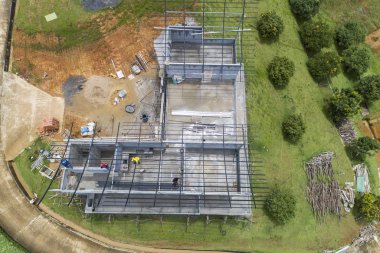 Çelik çatı inşaatı, inşaat işleri drone görünümü yukarıdan aşağıya