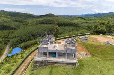 Çelik çatı inşaatı, inşaat işçilerinin drone görünümü 