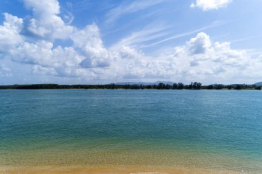 Berrak mavi gökyüzü ve beyaz bulutlar ile tropikal deniz