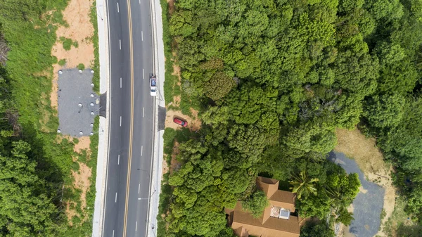 从无人机顶视图的沥青道路与绿色前向的鸟瞰图 — 图库照片