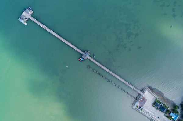 Drone vista aérea superior tiro de ponte com barcos de cauda longa — Fotografia de Stock
