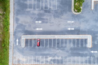 Havadan görünüm Drone araba ve ok ile otopark yukarıdan aşağıya
