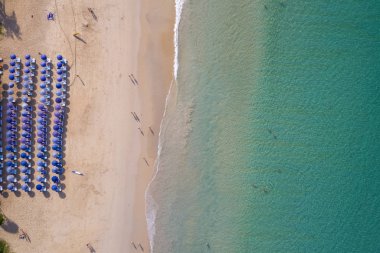 Havadan görünüm Yukarıdan aşağıya Turkuaz okyanus ve dalgalar üzerinde uçan 