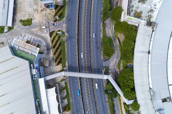 Drones widok z góry na dół skrzyżowania drogi z góry — Zdjęcie stockowe