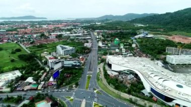 Asfalt yol Timelapse altında yol ve tünel üzerinde araba ile araç kavşak Aerial Drone Hyperlapse sürüş ve araba görüntüleri