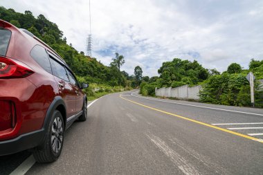 Dağ yeşili orman Taşıma ile Asfalt yolda Kırmızı Suv araba