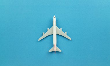 Mavi arka planda üst görünüm uçak modeli