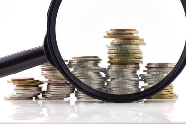 Paralar, kavramı Finans ve bankacılık yığını olan büyüteç