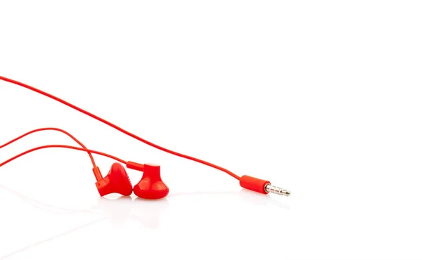 Fechar fone de ouvido vermelho isolado no fundo branco — Fotografia de Stock